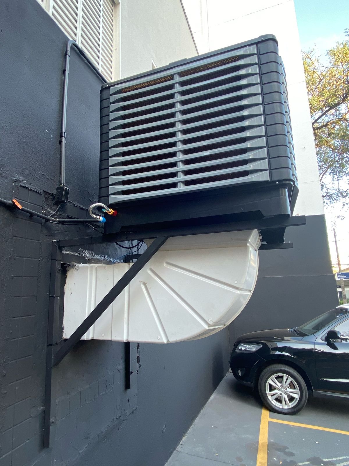 Climatizador fixado em parede externa